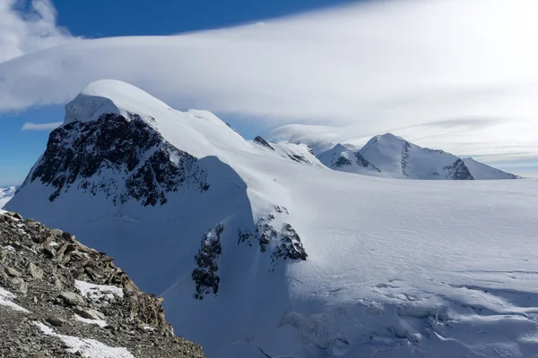 Зимовий пейзаж швейцарських Альпах а гору Breithorn, кантону Вале — стокове фото