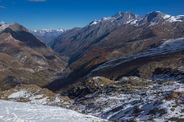Increíble panorama desde el paraíso glaciar Matterhorn hasta Zermatt, Suiza — Foto de Stock