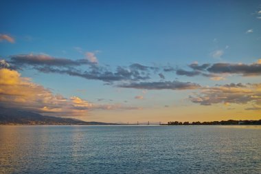 Güneş Antirrio ile Rio kablo köprüsü üzerinde son ışınları Nafpactos, Patra görüntülemek
