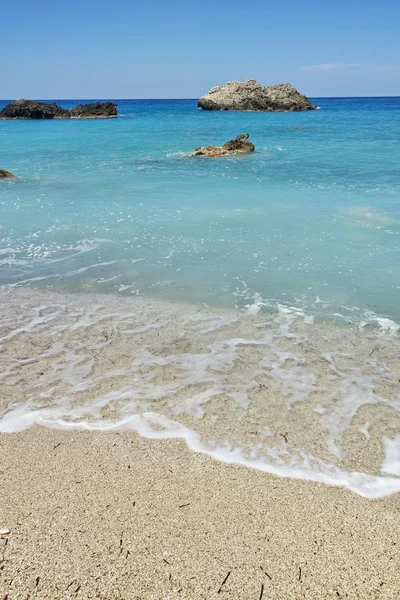 Kamienie w wodzie w Katisma Beach, Lefkada, Wyspy Jońskie — Zdjęcie stockowe