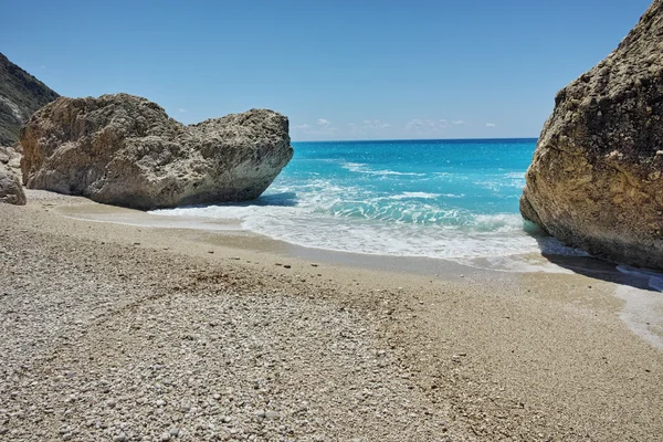 メガリ ペトラ ビーチ、レフカダ島、イオニア諸島の青い海の岩 — ストック写真