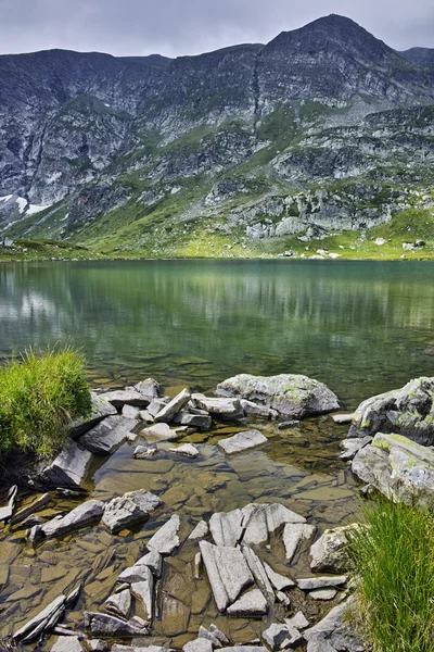 Sauberes Wasser des Zwillingssees, der sieben Rila-Seen — Stockfoto