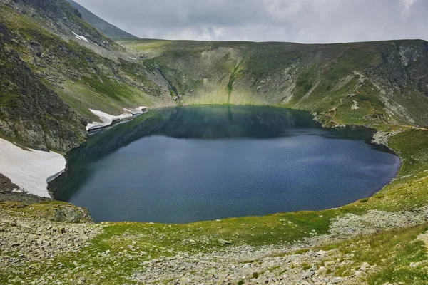 Vue panoramique sur le lac The Eye, les sept lacs Rila — Photo