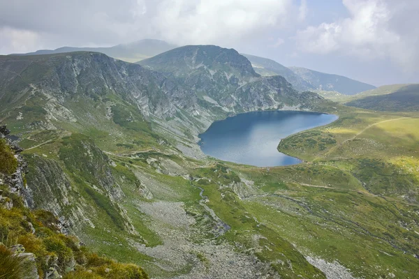 Incrível paisagem do lago do rim, os sete lagos de Rila — Fotografia de Stock