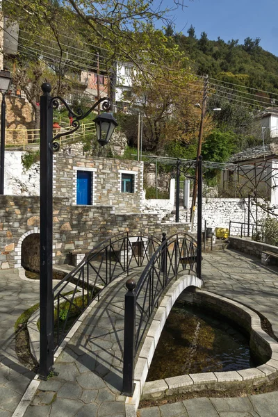 Kis-híd és a center of Panagia faluban, Thassos-sziget, Görögország — Stock Fotó