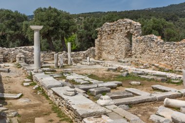 Arkeolojik Aliki, Thassos Island, Yunanistan, antik kilise kalıntıları sütunlarda