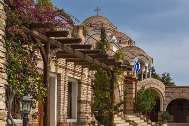 Bahar çiçekleri ve kilise Archangel Michael manastırda Thassos Island, Yunanistan 