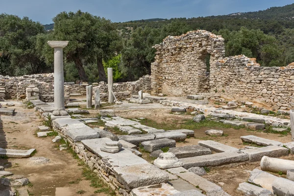 Sloupce v ruinách starobylého kostela v archeologické lokalitě Aliki, ostrov Thassos, Řecko — Stock fotografie