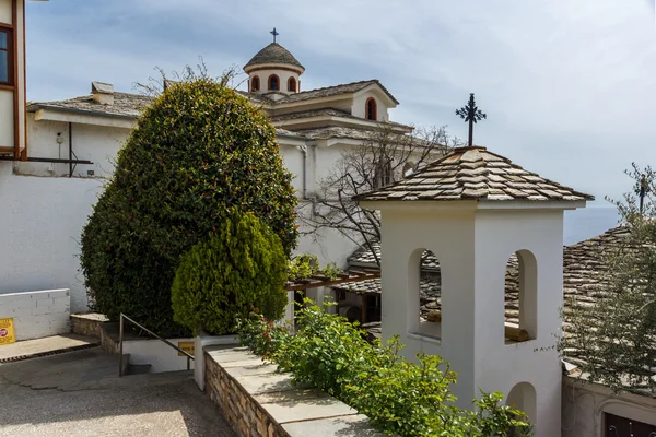 Vy innifrån av ärkeängeln Michael Monastery i Thassos island, Grekland — Stockfoto