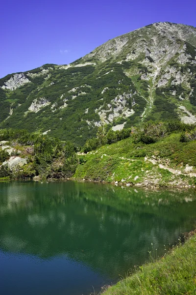 Riflessione del picco di Hvoynati nel lago di Okoto, Bulgaria — Foto Stock