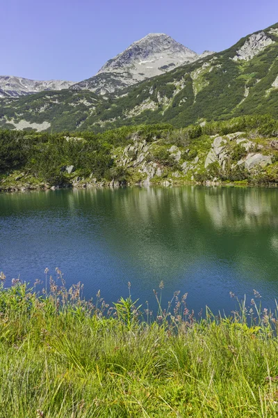 令人惊叹的全景画面拉托峰值以及奥克湖，保加利亚 — 图库照片