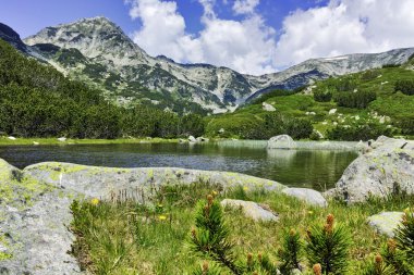 Muratov tepe ve Pirin Dağı nehirde şaşırtıcı görünümü