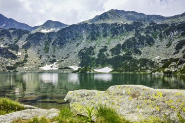 Muhteşem manzara Banderishki Kınalı tepe ve Balık Gölü, Bulgaristan