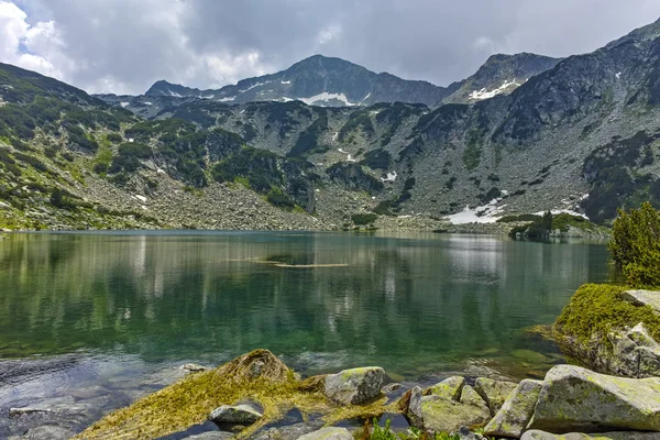 Вид на Бишки Чукар Пик и озеро Фиш, Болгария — стоковое фото