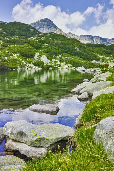 Pemandangan yang menakjubkan dari Muratov puncak dan gunung sungai di Pirin Mountain — Stok Foto