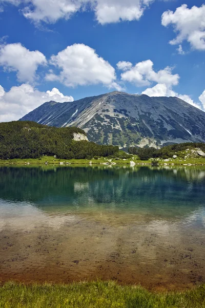 Yansıma Todorka tepe Muratovo göl, Bulgaristan ile muhteşem manzara — Stok fotoğraf