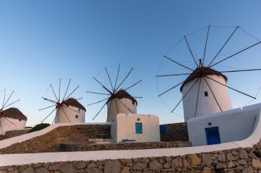 Beyaz görünümünü alacakaranlık Mykonos, Yunanistan adada yel değirmenleri