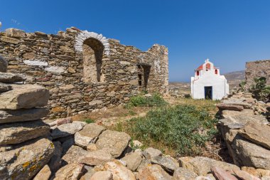 Panoramik bir ortaçağ kalesi ve beyaz kilise, Mykonos Adası, Yunanistan