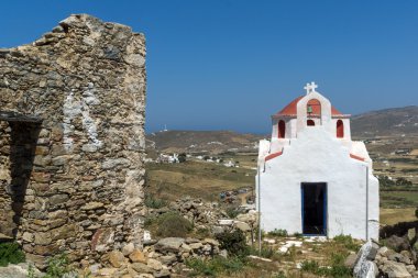 Bir ortaçağ kalesi ve beyaz kilise, Mykonos Adası, Yunanistan