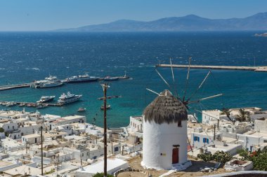 Panorama beyaz yel değirmeni ve Adası Mykonos, Yunanistan