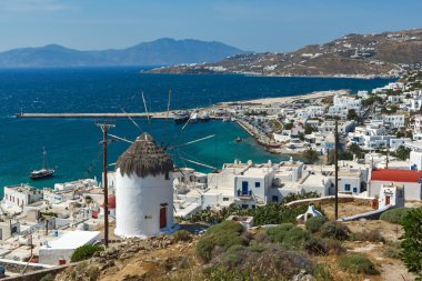 Panoramik beyaz yel değirmeni ve Adası Mykonos, Yunanistan