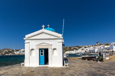 Mykonos, Yunanistan beldesi bağlantı noktasındaki küçük Ortodoks Kilisesi