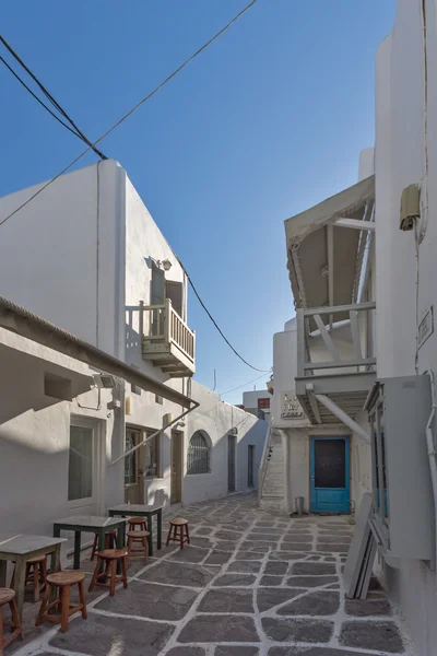 Gatan whit vita husen i staden Mykonos, Grekland — Stockfoto
