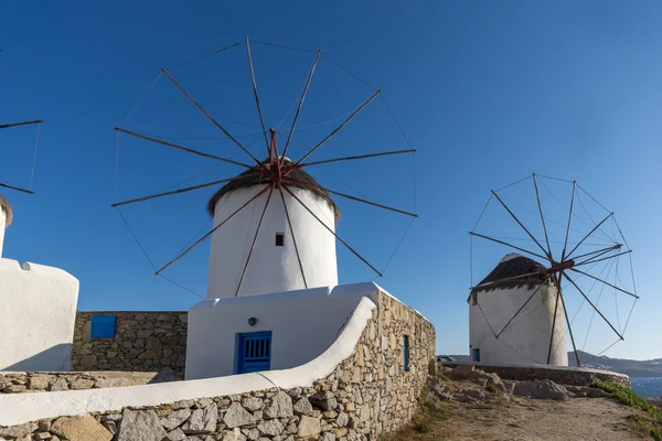 Moulins à vent blancs sur l'île de Mykonos, Grèce — Photo