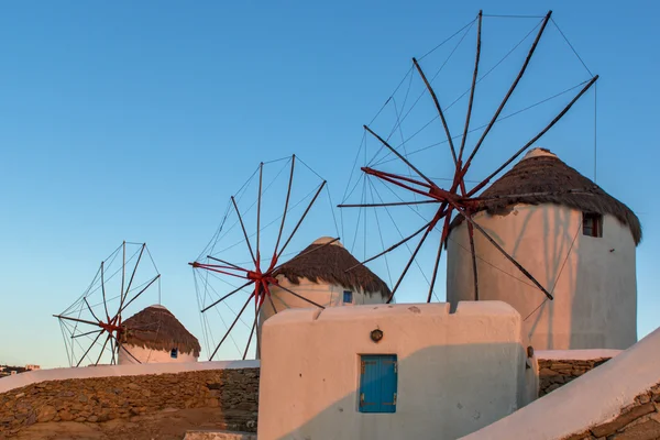 Solnedgång utsikt över vita väderkvarnar på ön Mykonos, Grekland — Stockfoto