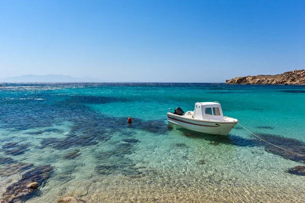 Piccola barca a Paranga Beach sull'isola di Mykonos, Grecia — Foto Stock