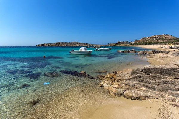 Aguas limpias de la playa de Paranga en la isla de Mykonos, Grecia — Foto de Stock