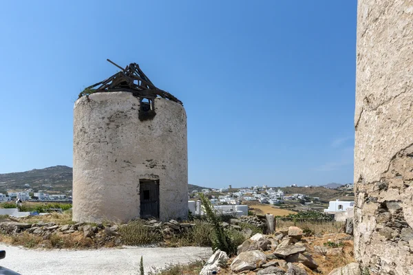 Rovine di vecchi mulini a vento nella città di Ano Mera, isola di Mykonos, Grecia — Foto Stock