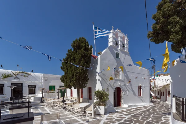 Iglesia ortodoxa blanca y pequeño campanario en Mykonos, Grecia —  Fotos de Stock