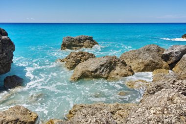 Megali Petra Beach, Lefkada, oniki adalar mavi sularına kayalarda