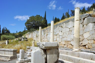 Delphi antik Yunan sit alanı içinde sütunlar