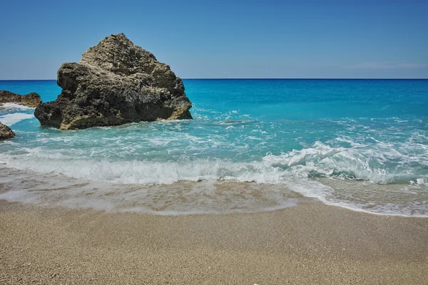 Modré vody pláž Megali Petra, Lefkada, Jónské ostrovy — Stock fotografie