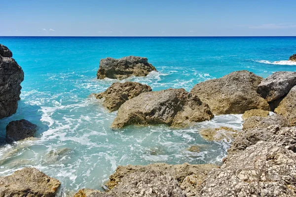 Skały w błękitnych wodach plaży Megali Petra, Lefkada, Wyspy Jońskie — Zdjęcie stockowe