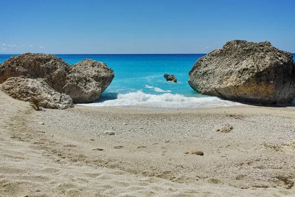 Megali Petra Beach, Lefkada, İyonya Adaları Mavi sularda büyük kaya