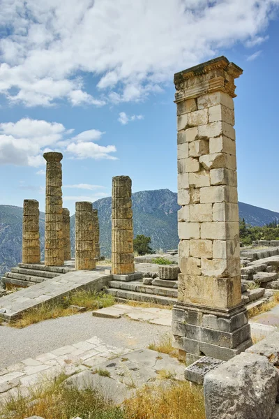 El templo de Apolo en el sitio arqueológico griego antiguo de Delphi — Foto de Stock