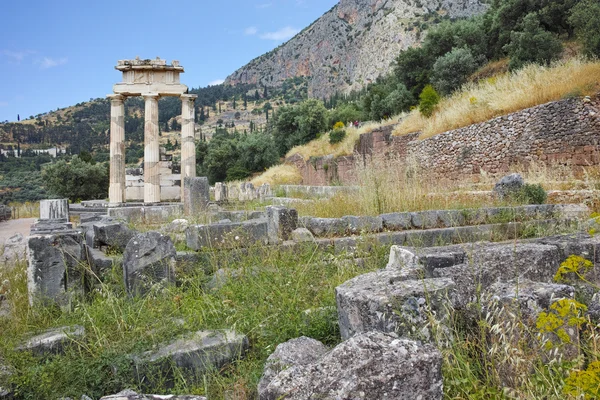 Υπολειμμάτων της Αθηνάς Pronaia ιερό στην αρχαία ελληνική αρχαιολογικός χώρος των Δελφών — Φωτογραφία Αρχείου