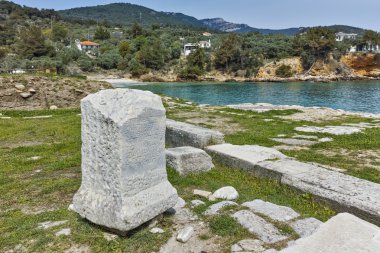 Antik sütun ve deniz manzarası arkeolojik Aliki, Thassos Island, Yunanistan