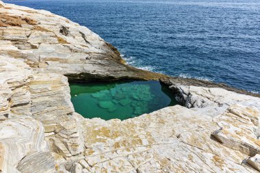 Yeşil suları Giola doğal havuzu Thassos Island, Yunanistan 