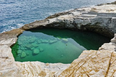 Şaşırtıcı görünümünü Giola doğal havuzu Thassos Island, Yunanistan 