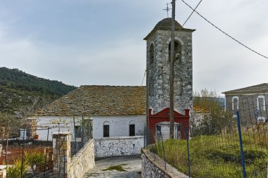 Theologos köyünde Ortodoks Kilisesi ve küçük sokak, Thassos Adası, Yunanistan  