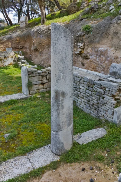 Antike Säule in der archäologischen Stätte Aliki, Insel Thassos, Griechenland — Stockfoto