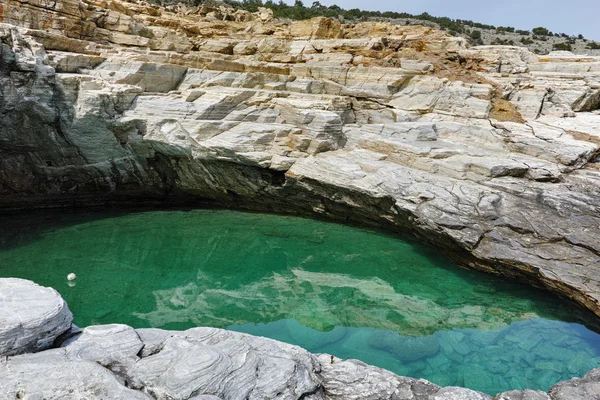 Čisté vody z Giola přírodního koupaliště v ostrově Thassos, Řecko — Stock fotografie