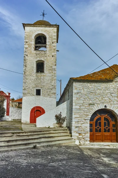Igreja ortodoxa com telhado de pedra na aldeia de Theologos, ilha de Thassos, Grécia — Fotografia de Stock
