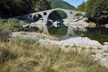 Şeytan'ın Köprüsü ve Rodopların yansımasıdır Arda Nehri, Kırcaali bölgesi dağda