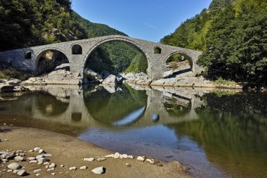 Yansıma Şeytan Köprüsü Arda Nehri ve Rodop dağ, Kırcaali bölgesi şaşırtıcı