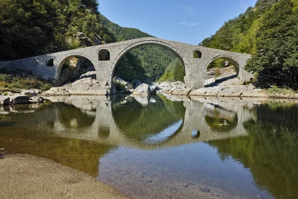 Reflexão incrível da ponte do diabo no rio Arda e montanha Rhodopes, região de Kardzhali — Fotografia de Stock